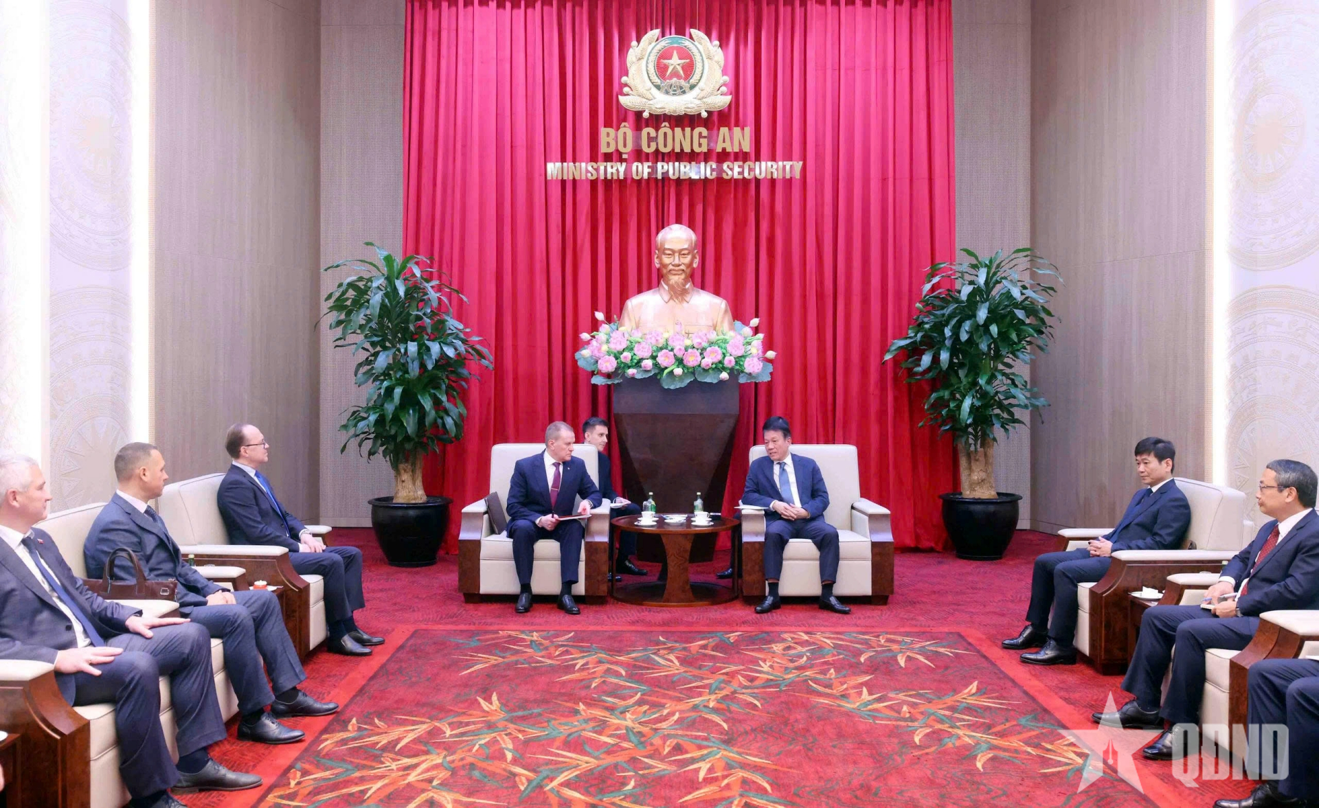 Bộ trưởng Bộ Công an tiếp Giám đốc Cơ quan Thi hành án Liên bang Nga